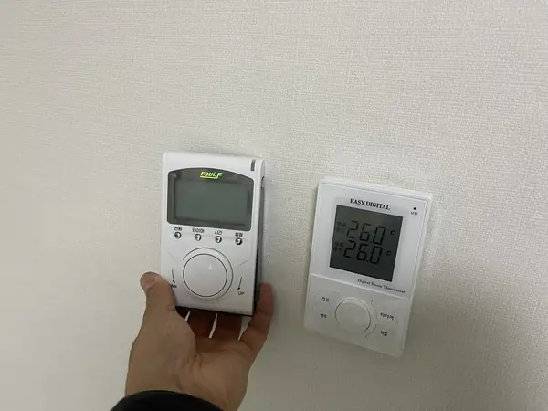 새 온도조절기를 손에 들고 설치 위치 확인