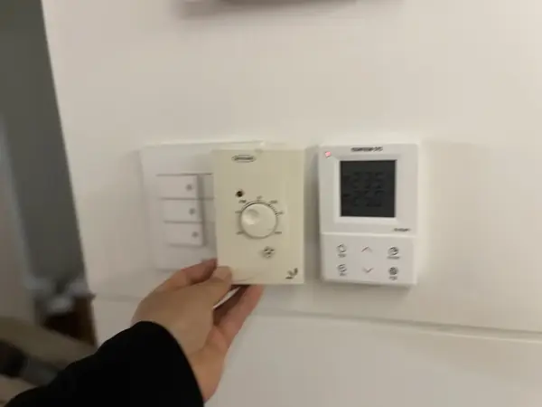 벽면 스위치 옆 온도조절기 교체 작업