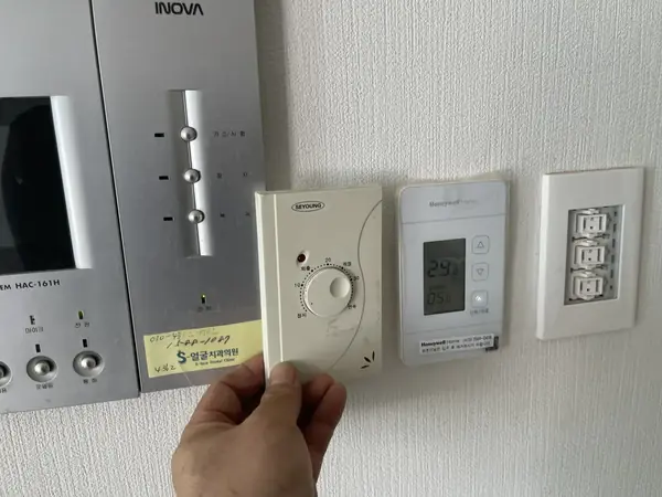 월패드 옆 온도조절기 규격 비교 확인 사진